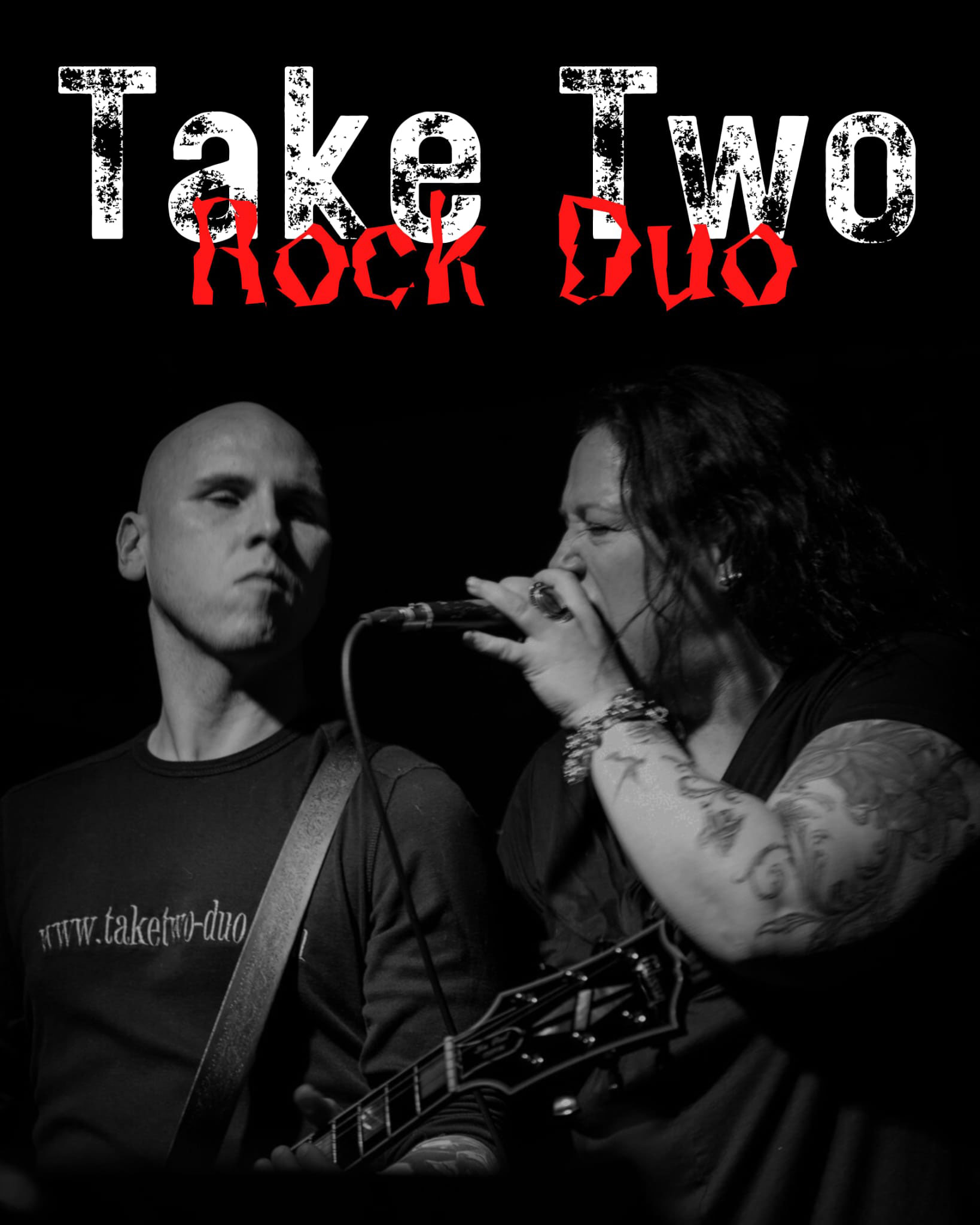 Das Rock-Duo "Take Two" performt leidenschaftlich auf der Bühne mit Gitarre und Mikrofon.