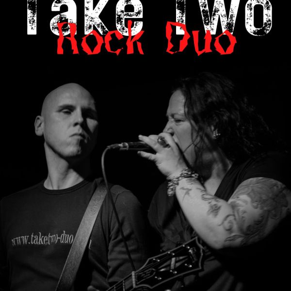 Das Rock-Duo "Take Two" performt leidenschaftlich auf der Bühne mit Gitarre und Mikrofon.