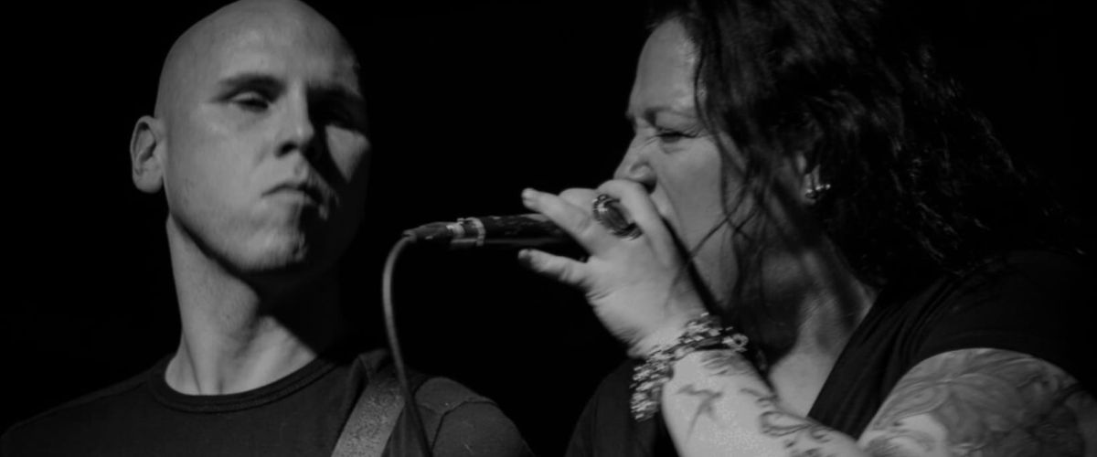 Das Rock-Duo "Take Two" performt leidenschaftlich auf der Bühne mit Gitarre und Mikrofon.