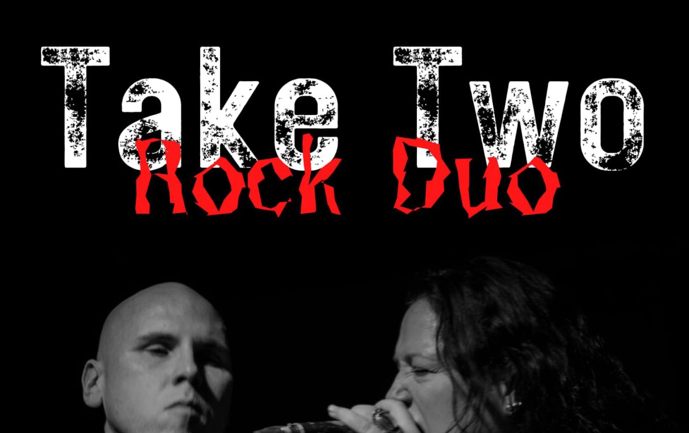 Das Rock-Duo "Take Two" performt leidenschaftlich auf der Bühne mit Gitarre und Mikrofon.
