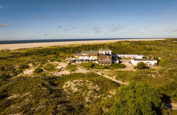 Das Strandcafé Sturmeck liegt idyllisch inmitten der Dünenlandschaft von Borkum mit Blick auf das weite Meer.