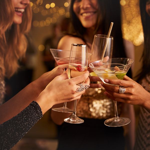 Frauen stoßen in festlicher Atmosphäre mit Cocktails an und genießen gesellige Momente.
